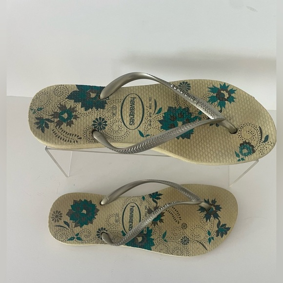 HAVAIANAS SLIM FLIP FLOPS
Good Pre-owned Condition
GREEN FLORAL PRINT - Picture 3 of 5